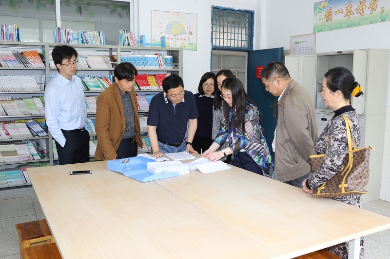 6.匯龍小學朱春燕校長向視導組展示臺賬資料.jpg