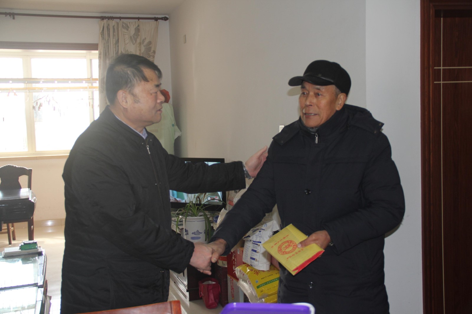 南通市见义勇为基金会副理事长姜建宁同志来启慰问.JPG